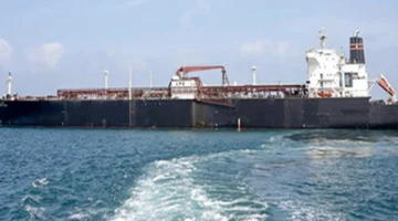 ناقلات النفط تستأنف رحلاتها عبر مياه مضيق هرمز الدولي ببطء تدريجي